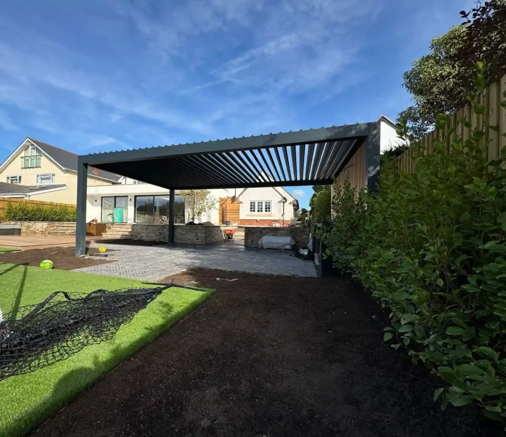 Bioclimatic pergola with flat roof.